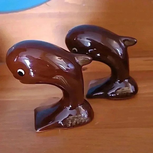 Adorable Vintage Redware Ceramic Brown Whale Salt &  Pepper Shakers - Picture 3 of 7